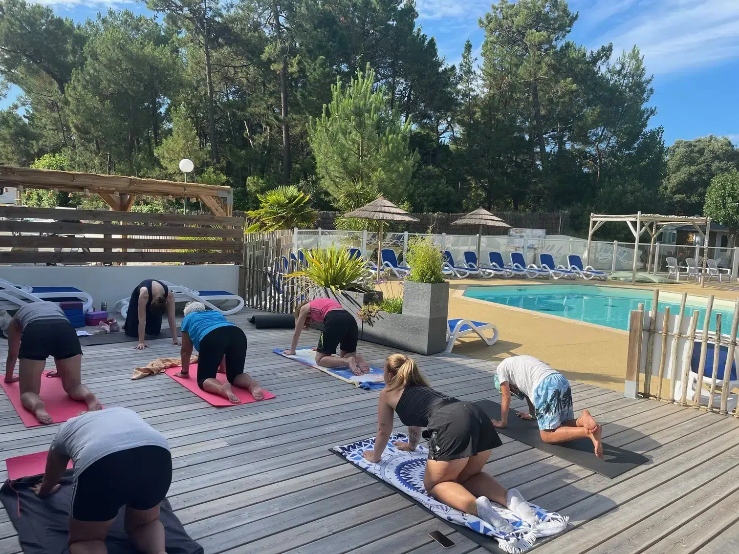 seance de yoga terrasse en bois