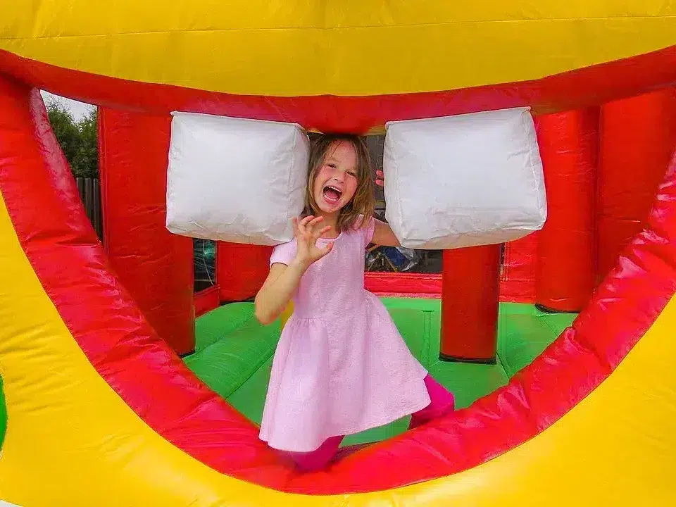 youpaland fille dans les gonflables camping ushuaia la conge